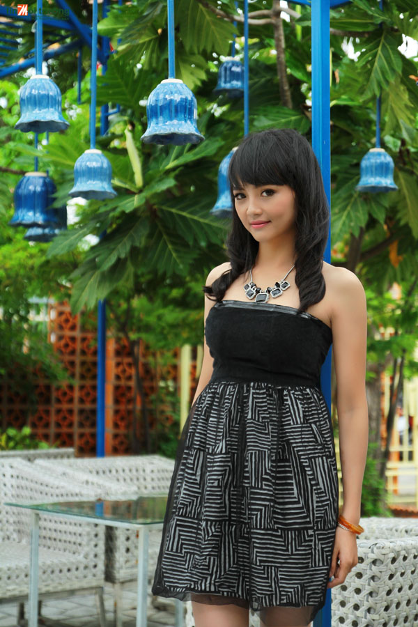 Nguời[-]mẫu[-]Tố[-]Quyên[-]trẻ[-]trung[-]với[-]trang[-]phục[-]mới[-]của[-]NTK[-]Việt[-]Hùng